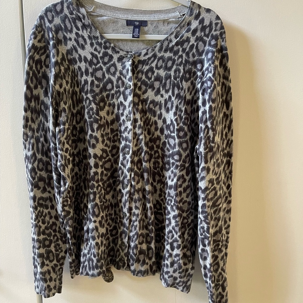 Sweater animal print, button down